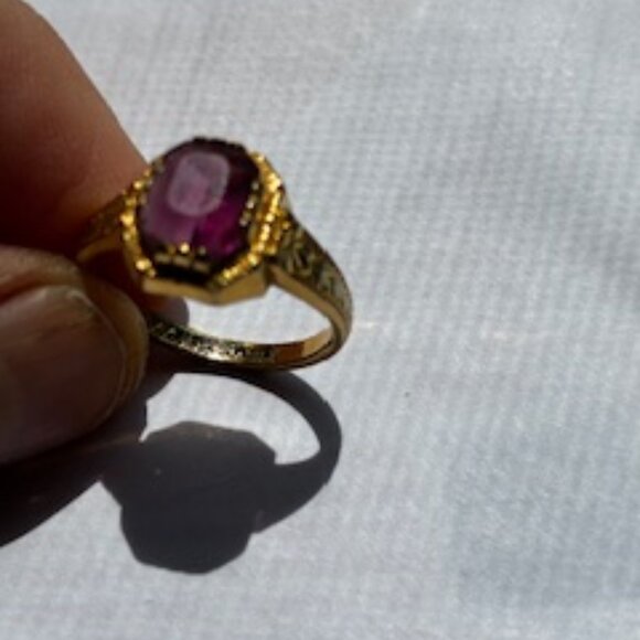 Vintage Gold and Garnet stone ring, Filagree etched on band, pretty, delicate - Picture 11 of 16